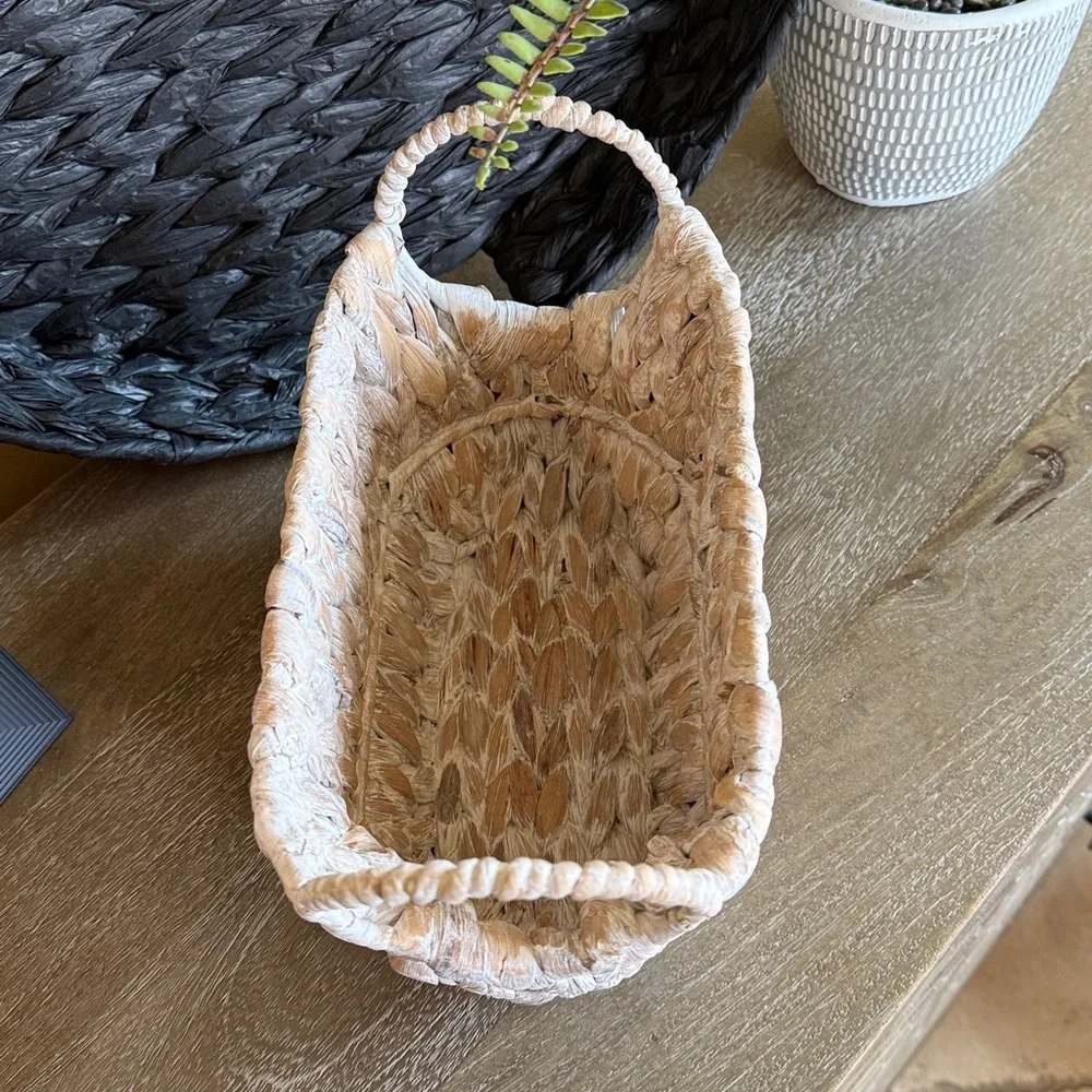 Handwoven Natural Seagrass Storage Basket - Whitewashed Tan🐚